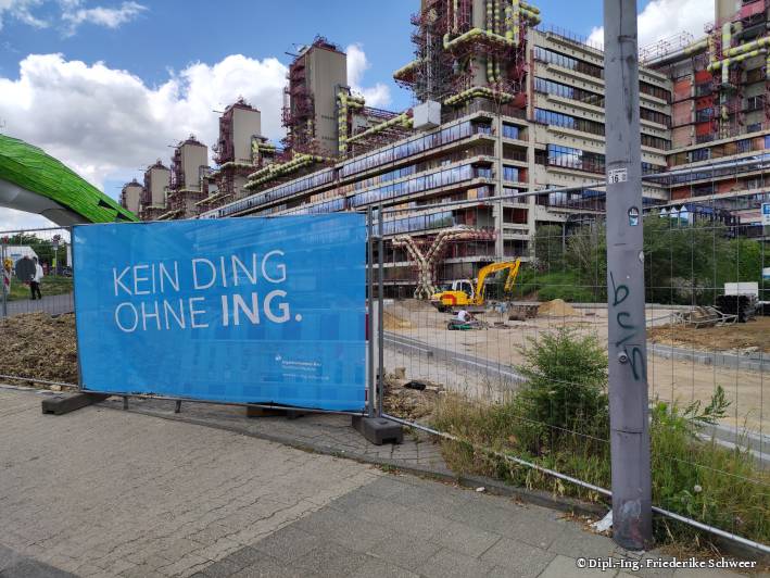 KDOI-Bauzaunbanner am Neubau der Notaufnahme des Aachener Uniklinikums